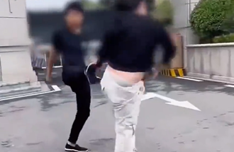 養兒防老？疑討不到零用錢 陸少年氣炸一腳踹飛媽媽