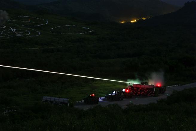 「三军联合作战训练测考113-3号操演」昨日于三军联训基地进行夜间攻击课目。
（记者谢承宏摄）