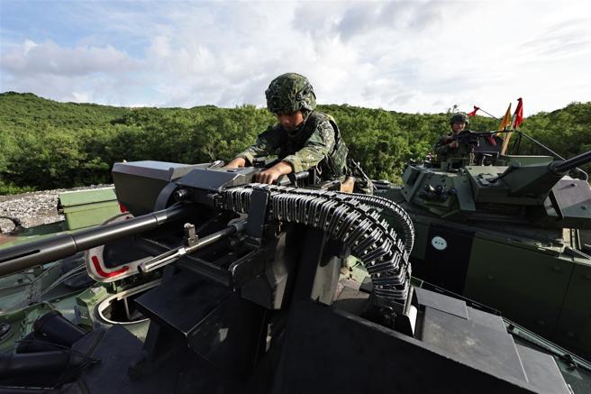 官兵先期完成车辆及弹药装备检整，为任务做足准备。（记者谢承宏摄）