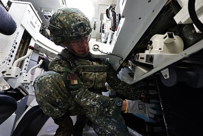 官兵先期完成车辆及弹药装备检整，为任务做足准备。（记者谢承宏摄）