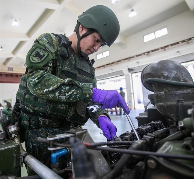 官兵專注執行引擎修護，確保凸輪軸可正常運行。（記者林睿奕攝）