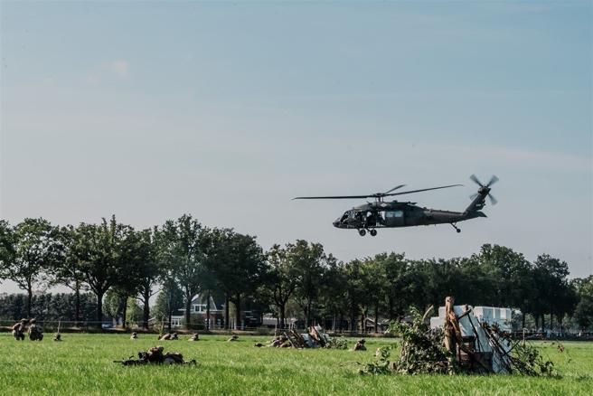 美军101空降师在二战结束后，首度与荷兰官兵合作进行空中突击演训，纪念「市场花园作战」80周年。（取自101空降师Flickr）