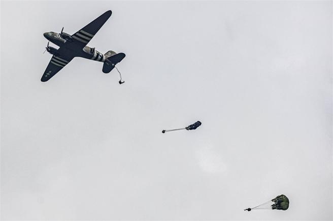 歷史重演者组成跳伞团队，搭乘C-47运输机重演盟军空中突击壮举。（取自DVIDS网站）