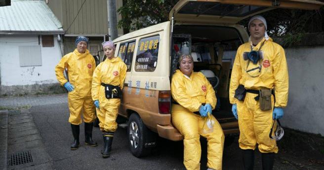 《人生清理员》金士杰（左起）、宋芸桦、蔡嘉茵、凤小岳是事故现场清理遗体的清洁人员，剧集一开播就空降Netflix冠军。（图／果陀娱乐提供）
