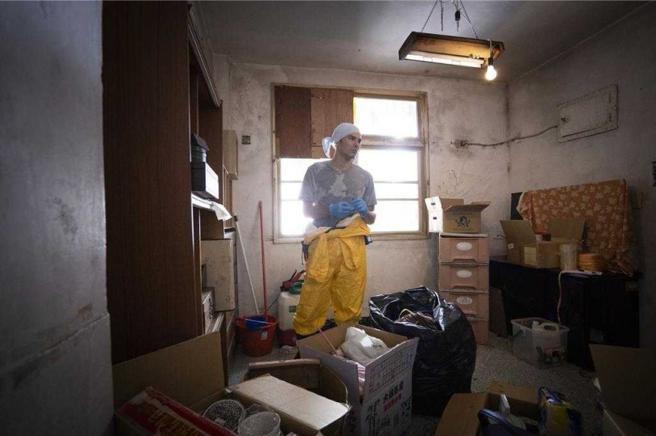 凤小岳在《人生清理员》饰演清洁专家。（图／果陀娱乐提供）