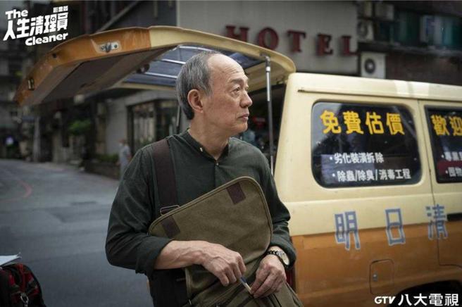 《人生清理员》金士杰原是黑道大哥，丧偶后金盆洗手，开设明日清洁社，为事故现场清洁。（图／八大提供）