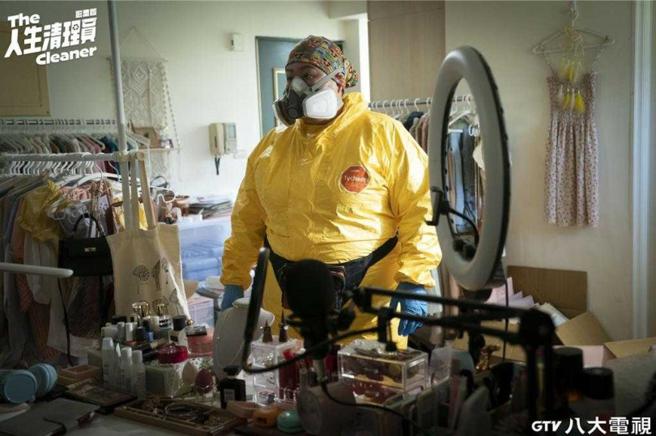 《人生清理员》蔡嘉茵饰演独立扶养幼稚园女儿的职业单亲妈妈。（图／八大提供）