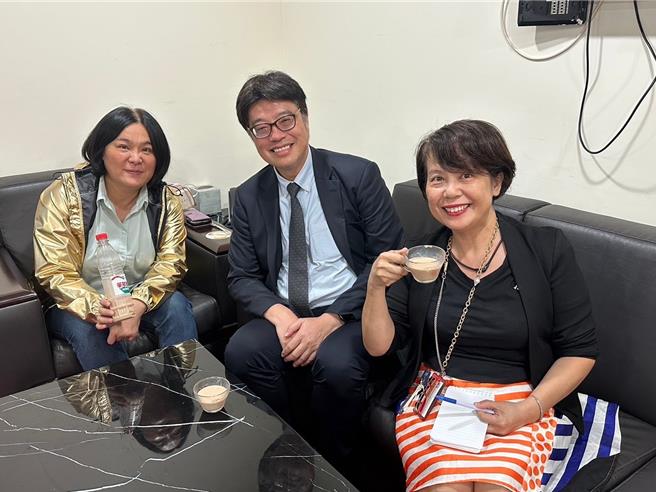 陆委会主委邱垂正(中)拜访立委陈玉珍(左)，对于开放陆客到金门旅游及陆生赴金就读等事宜，邱垂正均表示乐观其成。(图／陈玉珍服务处提供)