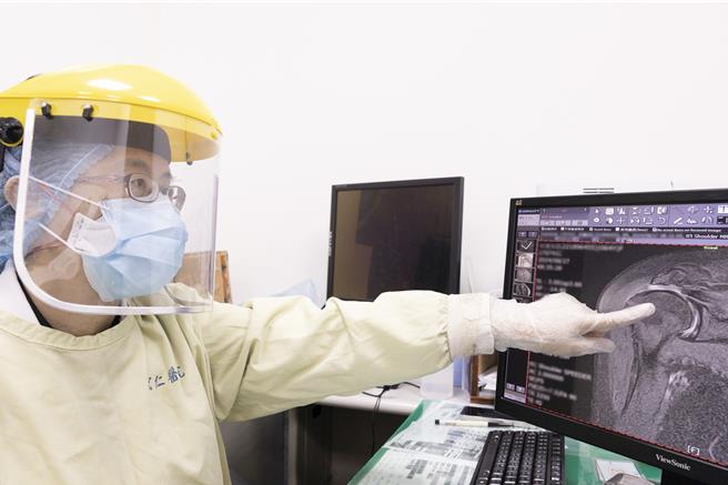 仁医院復健科主任高郁婷表示，五十肩是指沾黏性肩关节囊炎，民眾往往肩膀疼痛就认为是五十肩，但其实当中有9成都是其他部位受伤引起疼痛。（叶静美摄）