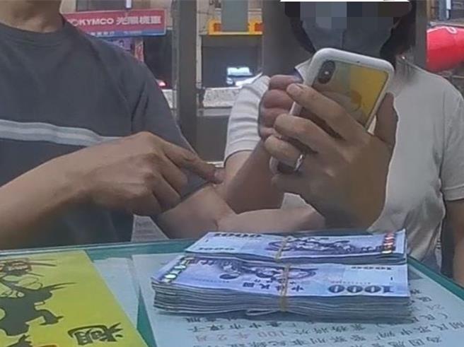 黄男将2迭千钞送交派出所。（中市警五分局提供／冯惠宜台中传真）