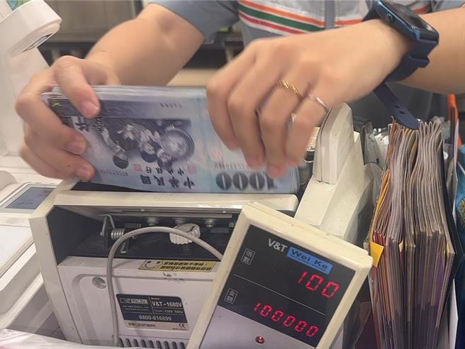 警方借用超商点钞机点钞，经清点共计新台币20万5600元。（中市警五分局提供／冯惠宜台中传真）