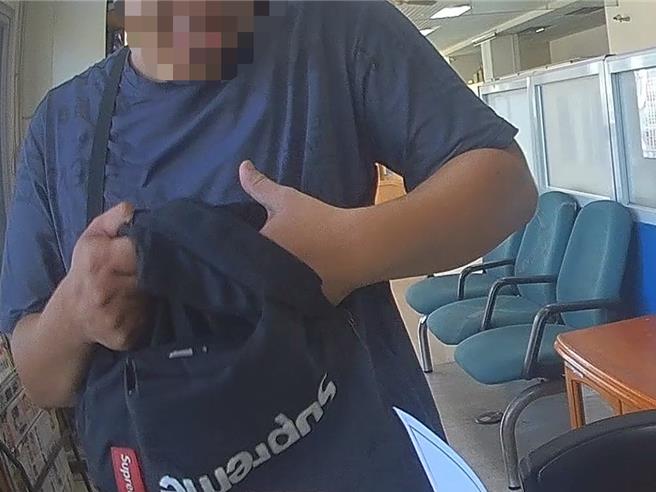 失主来所领取现金。（中市警五分局提供／冯惠宜台中传真）