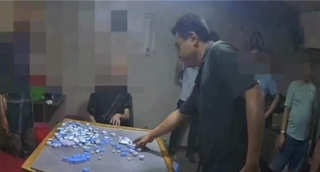 正值中秋佳节之际，高雄市仁武警分局掌握情资大社区一处铁皮屋藏有职业赌场，经布线查访后17日晚间11时突袭搜索，当场查获麻将职业赌场，逮捕工作人员及赌客共计22人。（警方提供／林雅惠高雄传真）