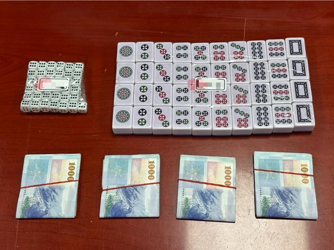 警方现场查扣赌资新台币4万元、麻将40颗及骰子37颗等证物。（警方提供／林雅惠高雄传真）