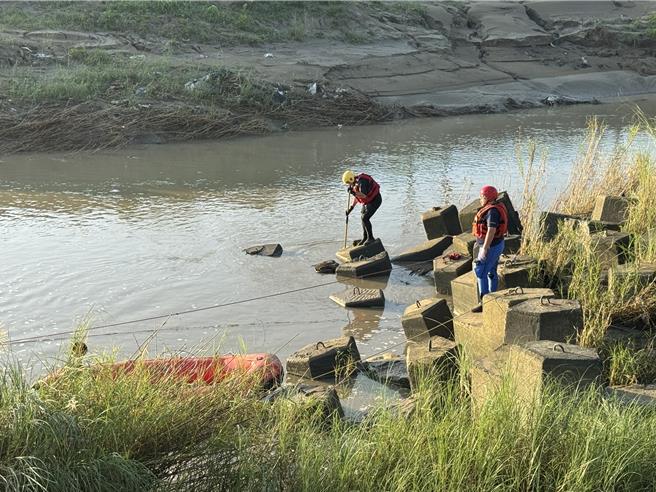 嘉义县一名国三生掉入赤兰溪失踪，今（19日）一早再度出动大批人员到场，目前搜救任务持续中。（嘉义县消防局提供／吕妍庭嘉义传真）