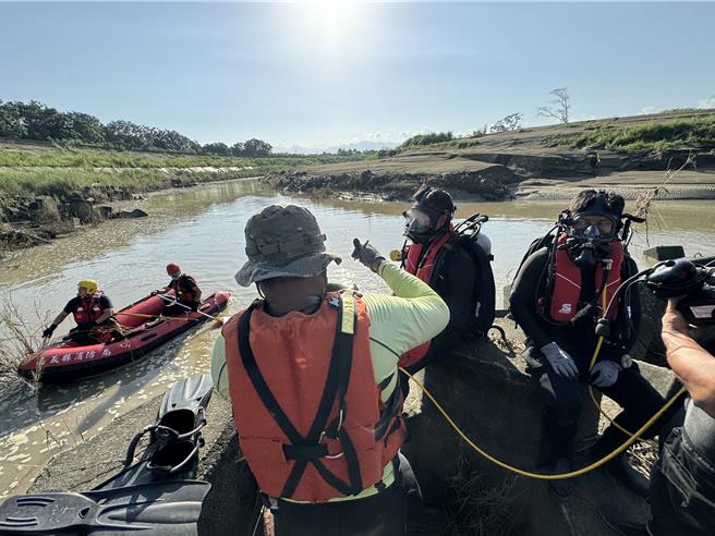 今（19日）一早再度出动大批人员到场，目前搜救任务持续中。（嘉义县消防局提供／吕妍庭嘉义传真）
