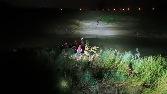 18日搜救勤务持续至夜间，后因现场环境昏暗、水位急速上涨不利搜救，经与家属沟通后，今早6点继续搜救。（嘉义县消防局提供／吕妍庭嘉义传真）