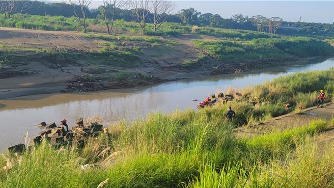 嘉义县一名国三生掉入赤兰溪失踪，今（19日）一早再度出动大批人员到场，目前搜救任务持续中。（嘉义县消防局提供／吕妍庭嘉义传真）