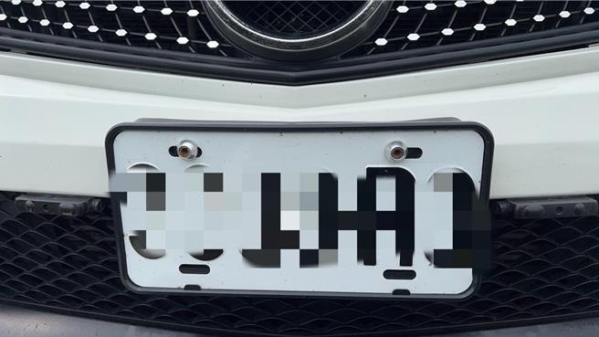 将军分驻所员警日前在当地知名景点「生命之树」附近巡逻时，眼尖发现路旁一辆白色宾士的车牌有异，不仅没有梅花图案，螺丝孔座也过于细长。（读者提供／张毓翎台南传真）