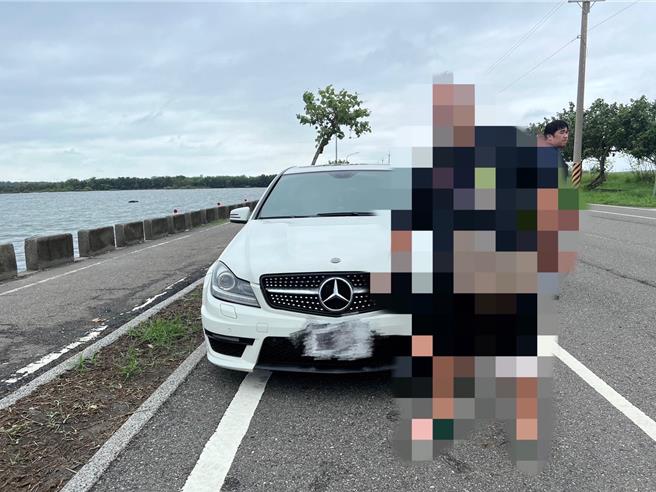 警方除举发拖吊，并依偽造文书罪将王姓车主送办。（读者提供／张毓翎台南传真）