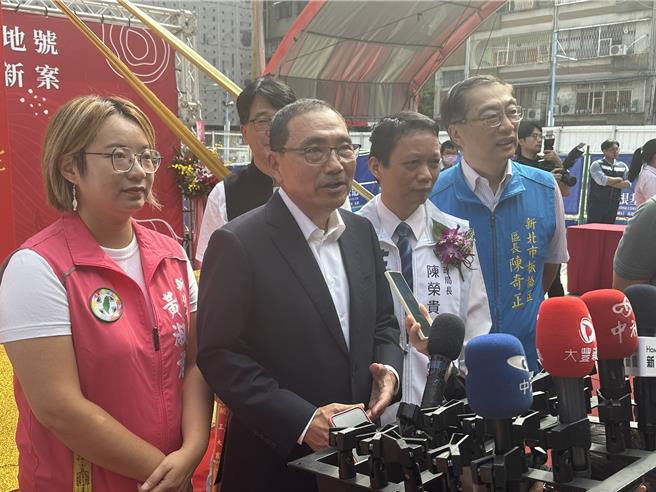 侯友宜19日出席板桥区府中段公办都市更新案动土典礼，会后接受访问，侯指出，关于黎巴嫩爆炸案，全力配合检警，希望快速厘清真相。（高钧麟摄）