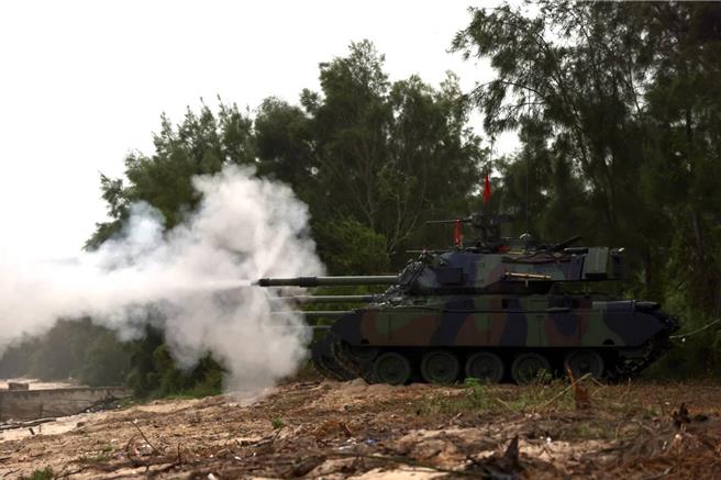 金防部今日清晨于烈屿东岗附近海域实施 「太武操演」，运用各式战、甲车辆、火炮等装备，陆续实施「侦获军用无人机」等6项课目，验证部队防空作战、滩岸火歼及反击作战等联合作战能力。(图／金防部提供)