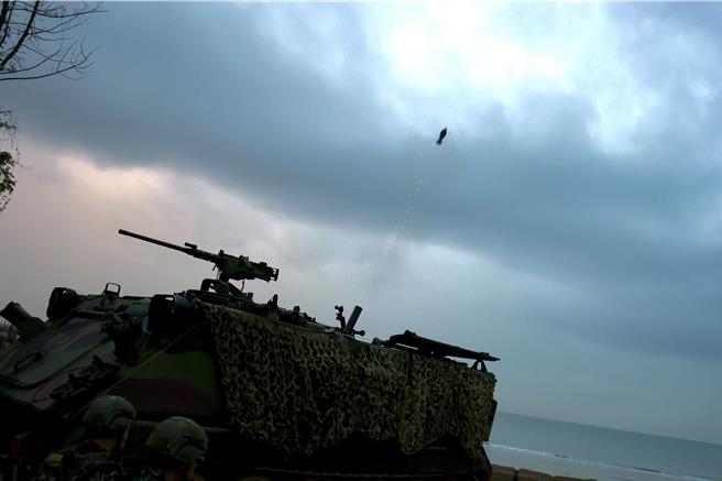 金防部今日清晨于烈屿东岗附近海域实施 「太武操演」，运用各式战、甲车辆、火炮等装备，陆续实施「侦获军用无人机」等6项课目，验证部队防空作战、滩岸火歼及反击作战等联合作战能力。(图／金防部提供)