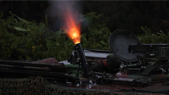 金防部今日清晨于烈屿东岗附近海域实施 「太武操演」，运用各式战、甲车辆、火炮等装备，陆续实施「侦获军用无人机」等6项课目，验证部队防空作战、滩岸火歼及反击作战等联合作战能力。(图／金防部提供)