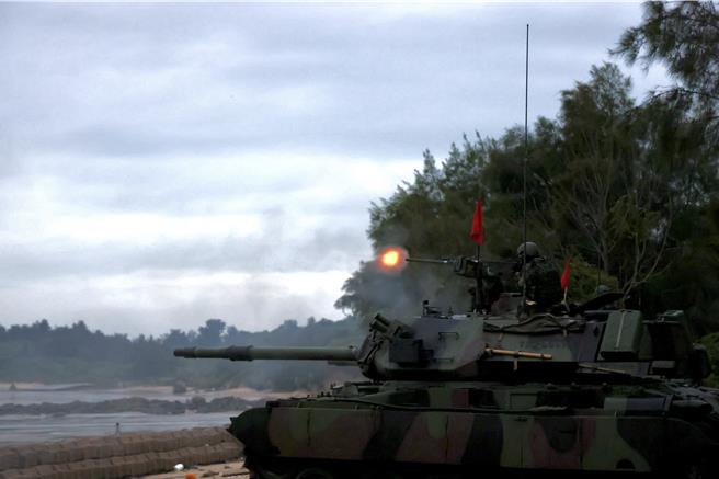 金防部今日清晨于烈屿东岗附近海域实施 「太武操演」，运用各式战、甲车辆、火炮等装备，陆续实施「侦获军用无人机」等6项课目，验证部队防空作战、滩岸火歼及反击作战等联合作战能力。(图／金防部提供)