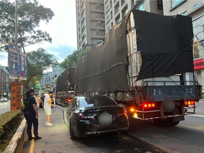 洪姓男子日前清晨駕駛BMW轎車，行經中和區中山路三段，疑因精神不濟打瞌睡，追撞計程車及聯結車。（中和警分局提供）