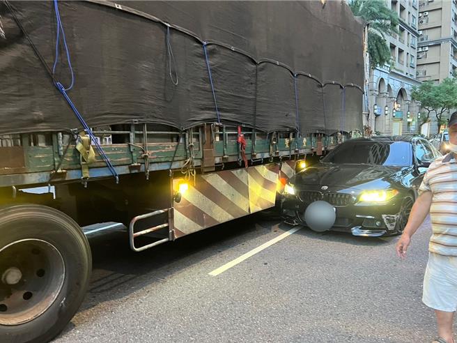 發生碰撞後，BMW後輪胎持續空轉，冒出大量白煙，幸未起火，後車駕駛見狀，紛紛繞道閃避。（中和警分局提供）