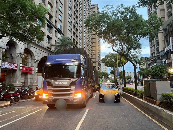 中和警分局交通分隊警員依規定繪製現場圖、攝影照片及製作交通卷宗，並已調閱監視器畫面，還原事發經過。（中和警分局提供）