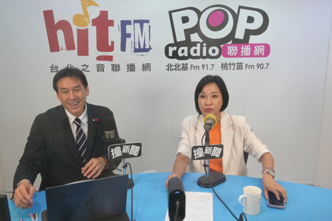 柯志恩接受媒体人黄暐瀚广播节目《POP撞新闻》专访。（POP Radio提供）