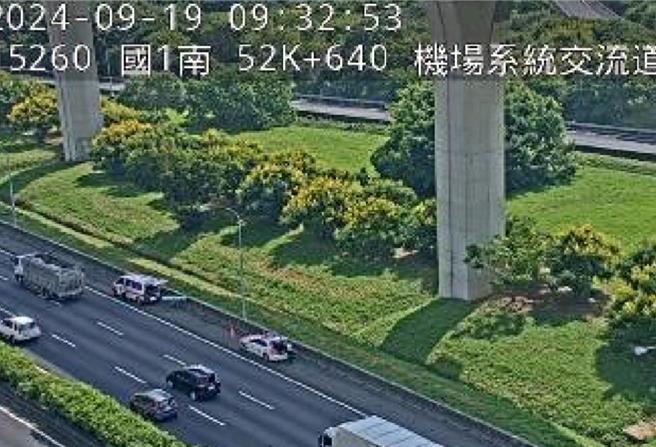 38歲王姓男子今天早上開車至國道1號五楊高架北向52.6公里桃園路段，因不明原因從五楊高架墜下，警消獲報趕往救援，趕抵時，發現王男已經失去生命跡象，緊急送醫後，仍宣告不治，詳細原因仍需警方調查。（翻攝照片）