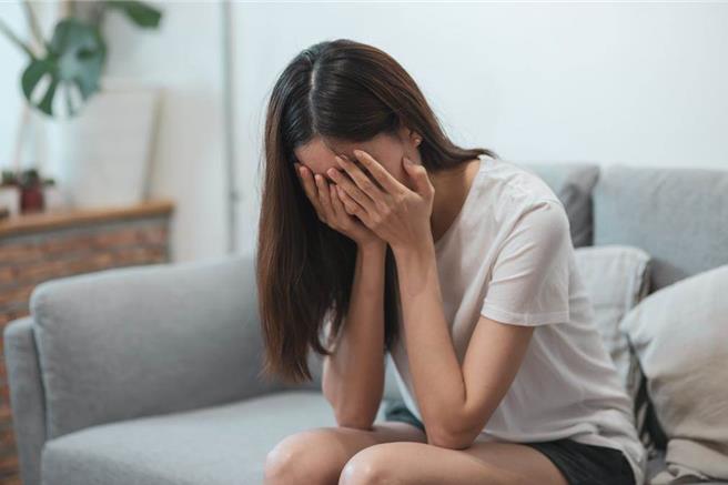 刺青師邀女網友吃飯，獸性大發性侵還拍照，被判囚3年7月定讞。(圖:shutterstock/達志)