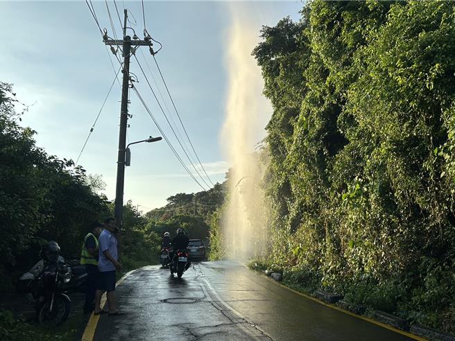 柴山的自來水減壓閥被18歲女子駕車撞斷，自來水噴高約10 米，就人以為是柴山出噴泉。（民眾提供／郭良傑高雄傳真）