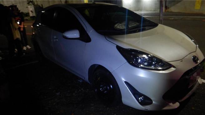 18歲黃姓女子開租來的轎車撞壞自來水減壓閥，右車輪撞壞，造成噴泉奇景。（民眾提供／郭良傑高雄傳真）