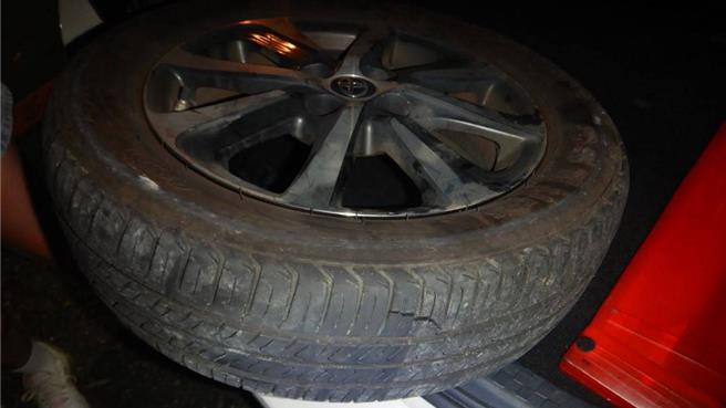 黃女租來的轎車車輪撞斷自來水減壓閥後爆胎。（民眾提供／郭良傑高雄傳真）