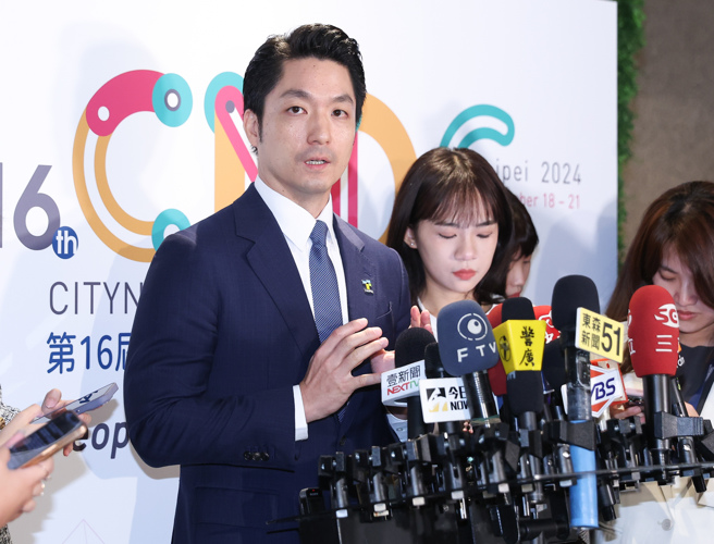 台北市長蔣萬安19日上午參與城市網災害小組會議暨國際研討會，並於會前接受媒體訪問。台北市市長蔣萬安（左）19日參加城市網災害小組會議暨國際研討會，受訪被問及會不會停徵演唱會、電影等娛樂稅，表示北市一年有3億多元娛樂稅收，市府會持續跟各界溝通。（陳俊吉攝）