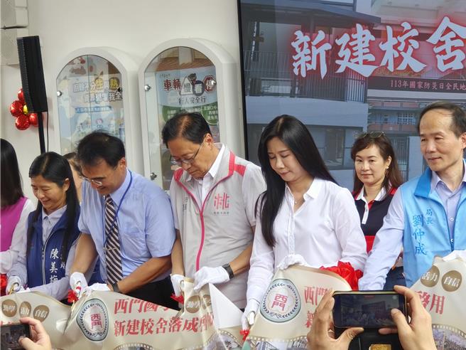 桃园市桃园区西门国民小学位于校门侧校舍老旧不堪，磁砖脱落频繁，桃园市政府决定拆除重建，工程2021年8月动工，歷经缺工缺料、原物料上涨以及新冠疫情考验，19日举办「新建校舍落成剪彩」。（赖佑维摄）