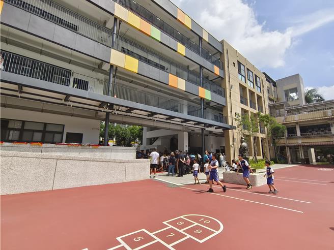桃园市桃园区西门国民小学位于校门侧校舍老旧不堪，磁砖脱落频繁，桃园市政府决定拆除重建，工程2021年8月动工，歷经缺工缺料、原物料上涨以及新冠疫情考验，19日举办「新建校舍落成剪彩」。（赖佑维摄）