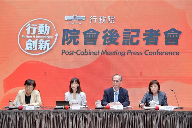 為落實國家希望工程的投資人才政策，國發會將透過「強化國家未來人才競爭力」及「全球攬才」兩大主軸，推動6大策略，規畫2028年累計AI、綠領及跨域人文數位人才逾45萬人次，以充裕產業發展所需人才。（行政院提供／游念育台北傳真）