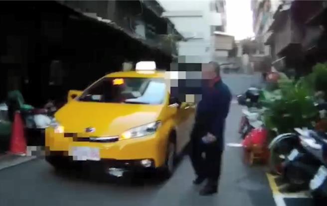 老翁因拿不到明细，发酒疯不愿下车。（警方提供）