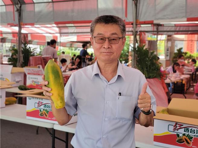 林内乡农会总干事黄国洲是林内乡木瓜外销新加坡的推手。（周丽兰摄）