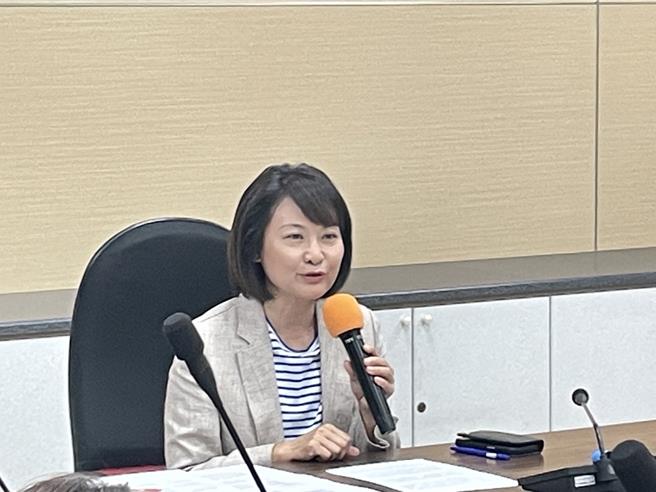 高市議員陳麗娜再質疑，衛生局辯稱考量疫後防疫、急重症緊急醫療等需求，應強化公權力實質介入管理，因此將委外經營改為醫療服務合作，但去年3月卻砸725萬採ROT將大同醫院繼續委外經營，動機實在令人費解。（紀爰攝）