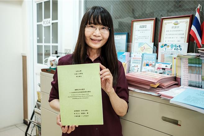新竹縣新住民家庭服務中心社工陳慧美，在63歲時以《翻轉生命的篇章～十位新住民女性微型創業的歷程》論文取得碩士學位，是台灣少見的新住民學術研究。（羅浚濱攝）