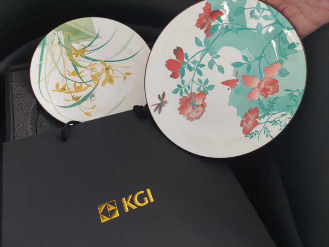 开发金办股东茶会送故宫盘。（读者提供）