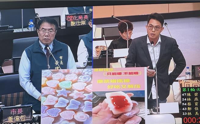 市議員李宗霖（右）出示蠟瓶糖照片質詢市長黃偉哲，要求市府嚴加把關。（曹婷婷攝）