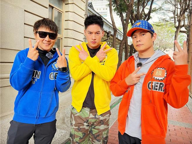 王仁甫（左起）、许孟哲、孙协志一同主持中视外景《飢饿游戏》。（翻摄许孟哲脸书）