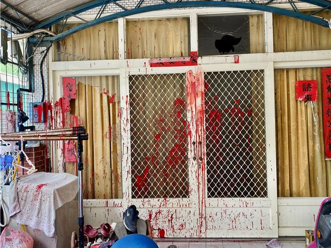 台南一名4個月大男嬰疑因噎到瀕臨腦死，家長控訴保母延誤就醫，甚至有男嬰親友到保母家潑漆。（讀者提供／張毓翎台南傳真）